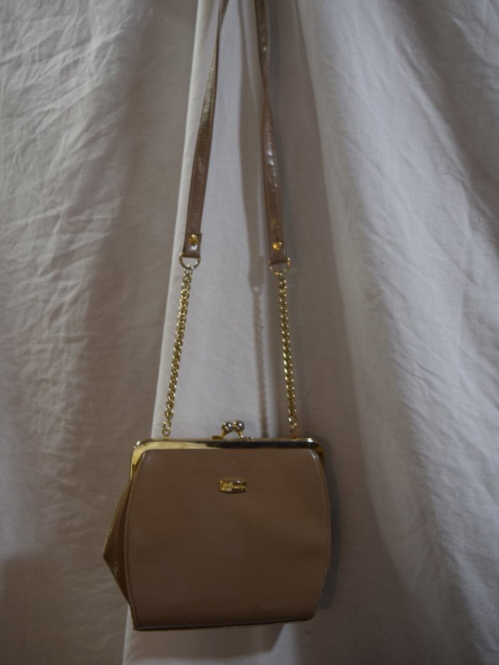 Liz Claiborne Beige Kiss Lock Chain & Strap Evening Bag Handbag Purse Clutch